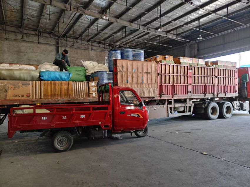 點(diǎn)擊查看詳細(xì)信息<br>標(biāo)題：發(fā)貨現(xiàn)場 閱讀次數(shù)：0